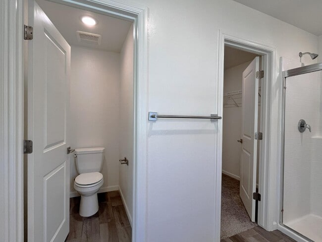 Building Photo - 537 Farmhouse Ln