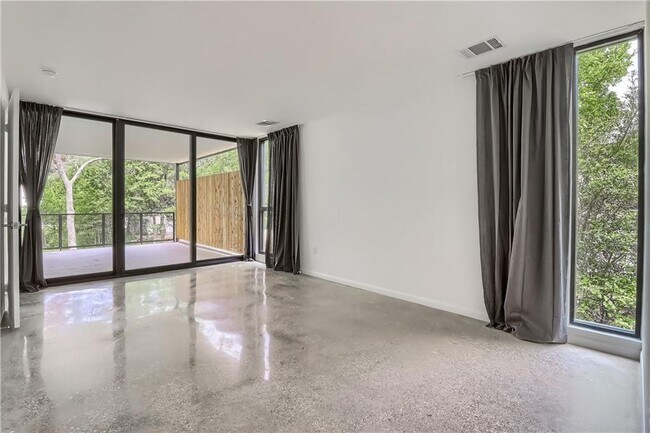 Building Photo - 9400 Shady Oaks Dr