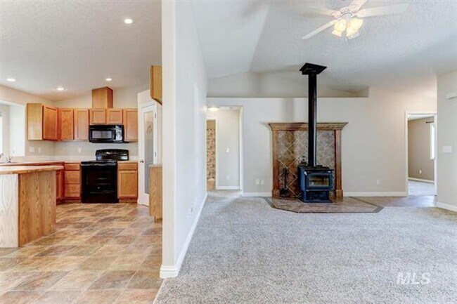 Building Photo - 4 Bedroom 2 Bath with RV Parking 2 Car Gar...