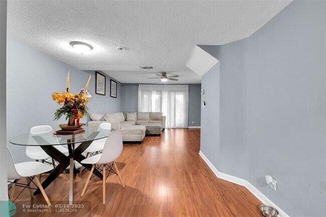 Building Photo - 447 Sunshine Dr