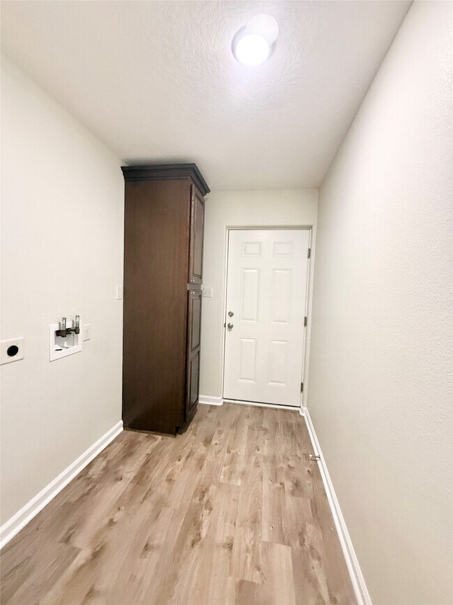 Building Photo - 140 Huisache St