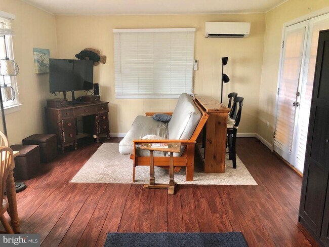 Building Photo - 332 Arbutus Dr