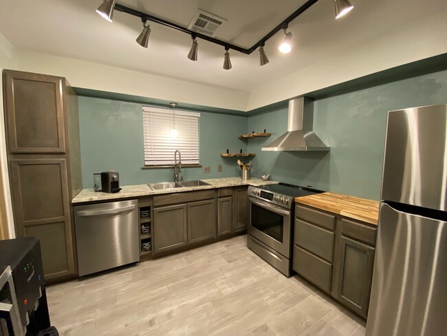 Kitchen - 1406 E Boyd St