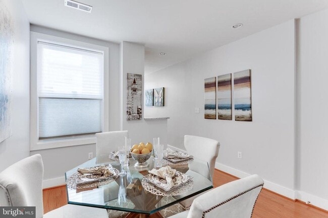 Building Photo - Gorgeous Rowhome Walking Distance to Colum...