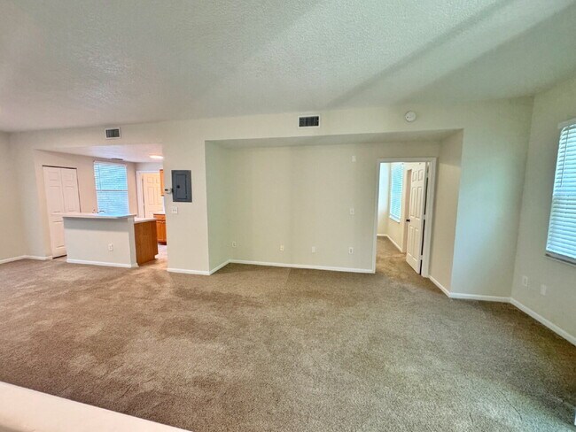 Building Photo - Las Palmas One-Bedroom townhouse with garage