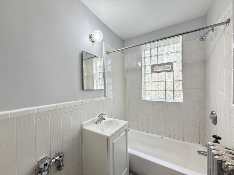 Building Photo - 843 W Leland Ave