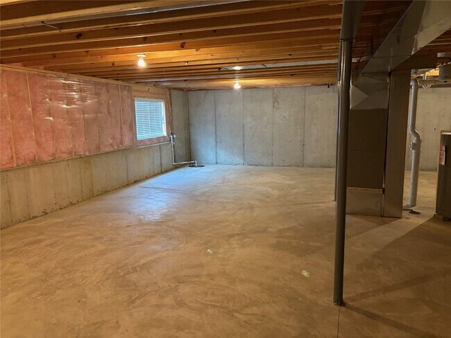 Building Photo - 22 Tennis Ct