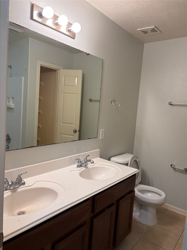 Building Photo - 410 Sunwood Glen Ln