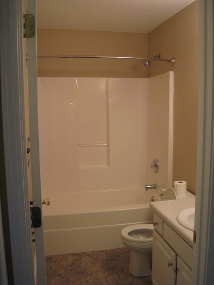 Upstairs full bath - 121B Heatherbrook Ct