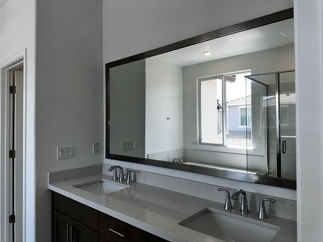 Building Photo - Beautiful 4 bedroom new home in Sierra wes...