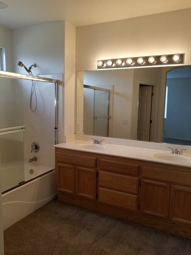 Building Photo - VERY CUTE 3BD/2BTH SINGLE FAMILY IN NORTH LINCOLN