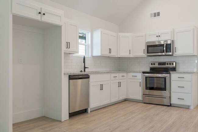 Building Photo - Gorgeous 3 bedroom 2 bathroom home