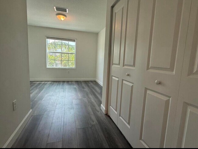 Building Photo - 6907 Broadwater Ln