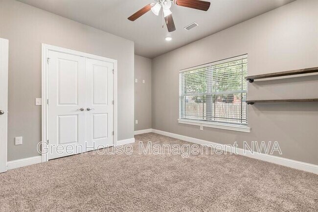 Building Photo - 4402 SW Alfalfa Ave