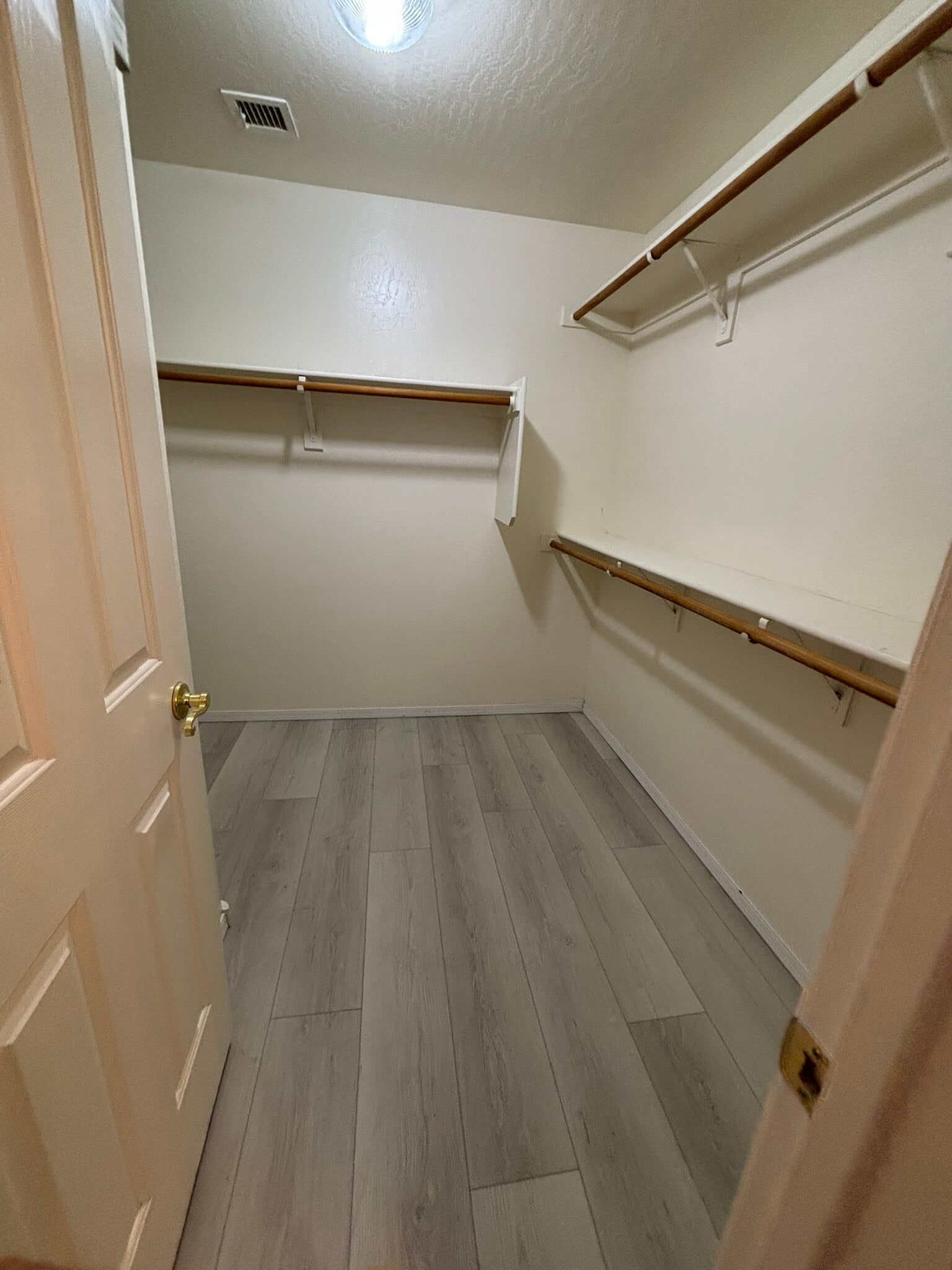 Specious walk in closet - 3464 S Moccasin Trl