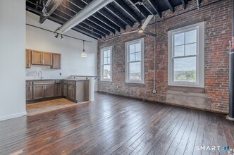 Building Photo - 424 Main St