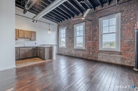 Building Photo - 424 Main St