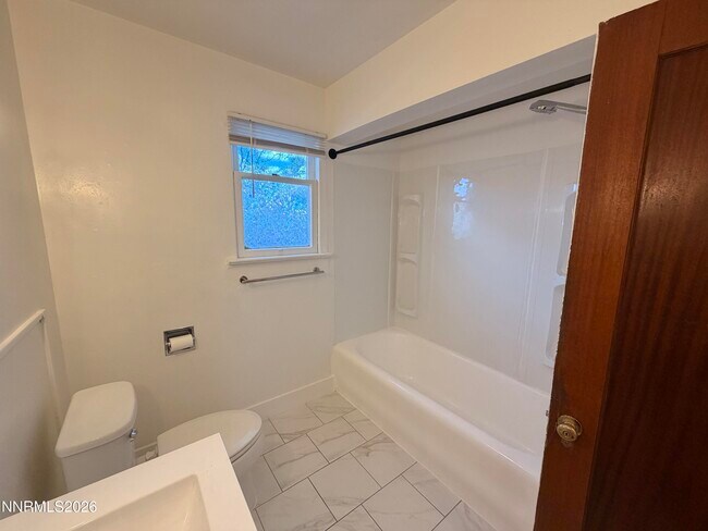 Building Photo - 319 Thoma St