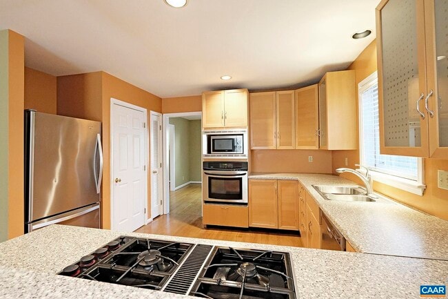 Building Photo - 755 King St