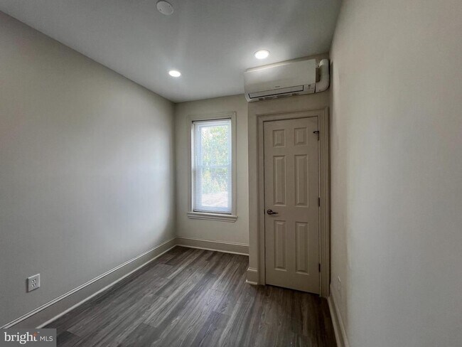 Building Photo - 1725 N 27th St