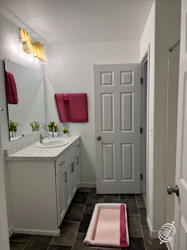 Building Photo - 3 Bed 2.5 Bath Single Family Home