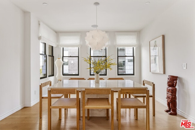 Building Photo - 5201 Vía Donte