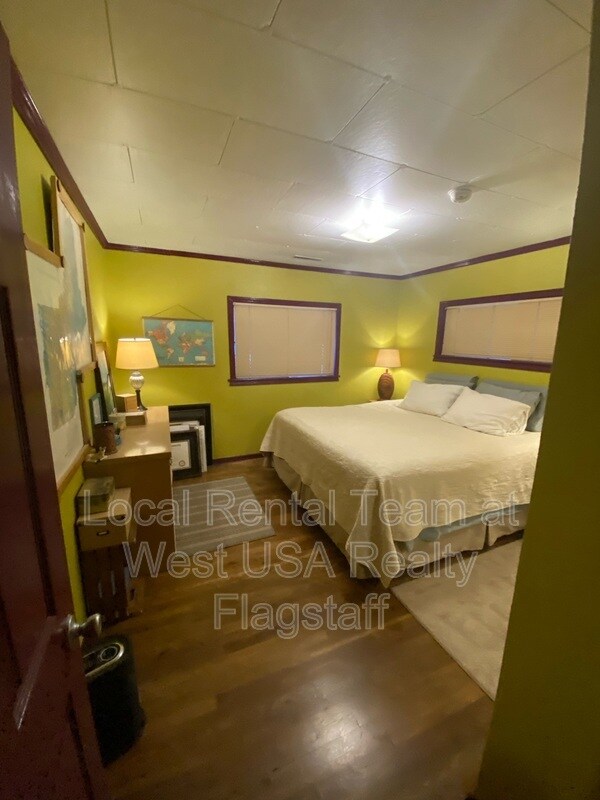 Building Photo - 1620 N Sunset Dr