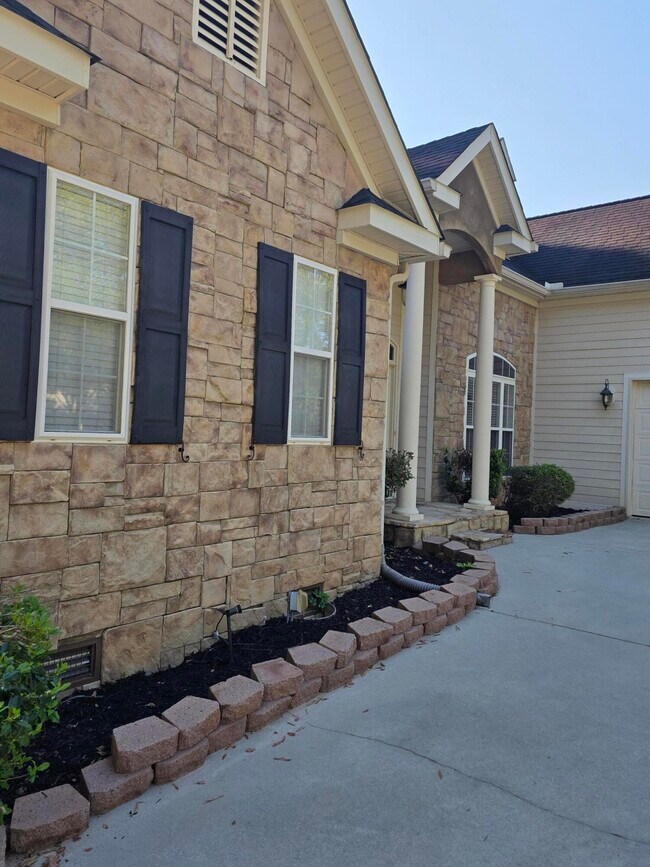 Building Photo - 306 Lochleven Ct