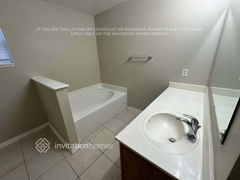 Building Photo - 2165 Clearwater Dr