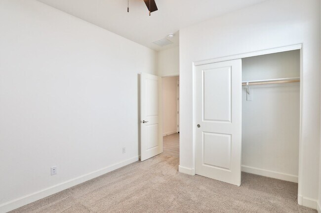Building Photo - 548 E Vail Ln