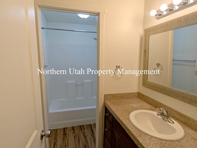 Building Photo - 2 Bed, 1 Bath Lower Unit