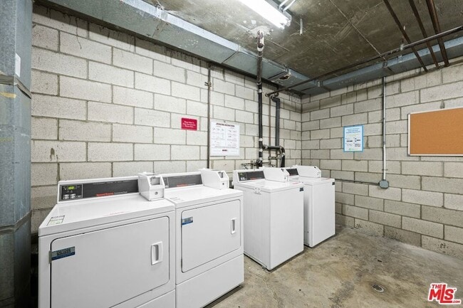 Building Photo - 610 Venice Way