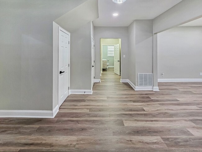 Building Photo - Beautifully Renovated 4 Bedroom Home in th...