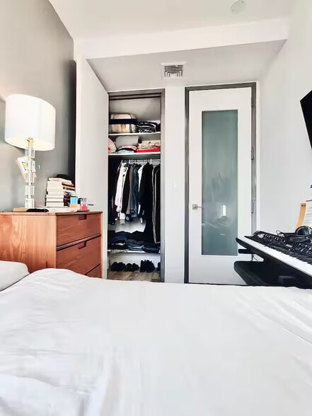 Building Photo - Large HDTV Room, AC, 15 min to Manhattan #125