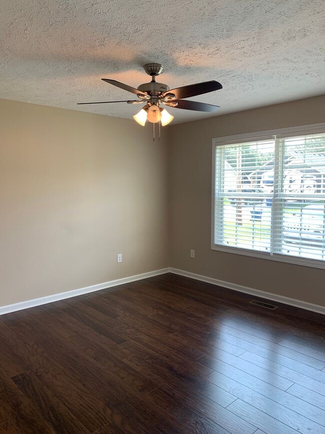 Building Photo - 3 Bedroom, 2 Bath Home Located in Manchester