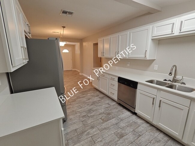Building Photo - 619 S Highland Ave