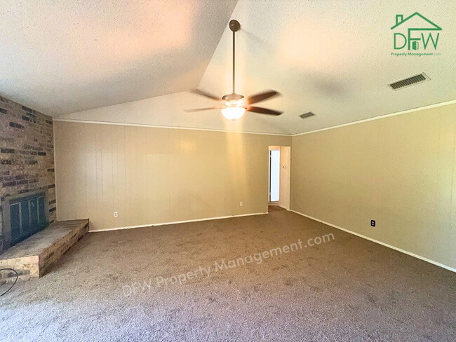 Building Photo - Spacious 3-Bed / 2-Bath Home with Large Fenced Backyard in Quiet Benbrook Neighborhood