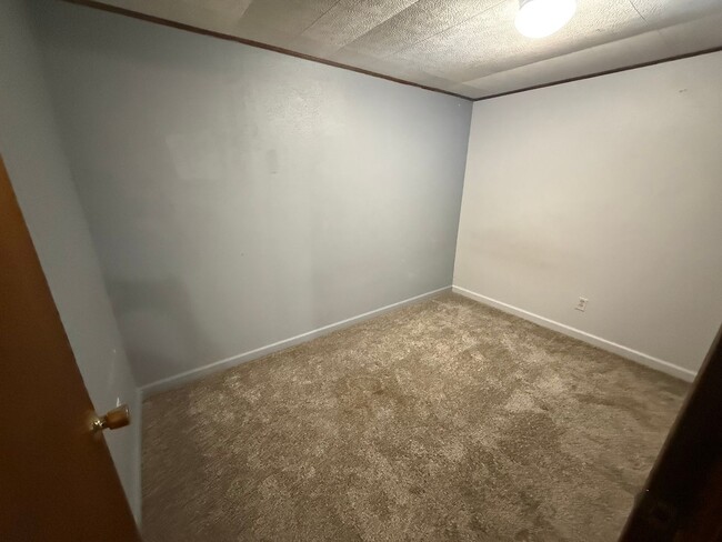 Building Photo - Two bedroom, One and half bathroom house! Pet friendly!