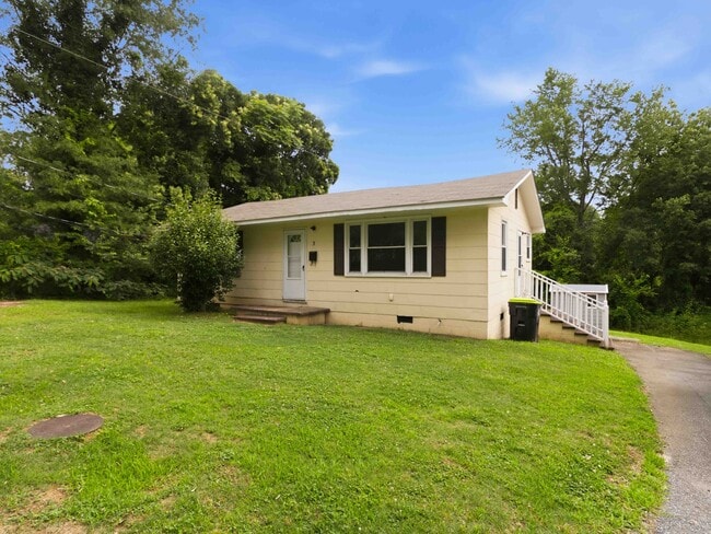 Building Photo - 3 Pine Ln