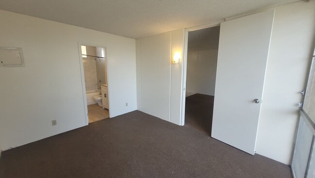 Building Photo - Recently Upgraded Spacious 1 Bedroom Apartment in the Ridgecrest Complex.