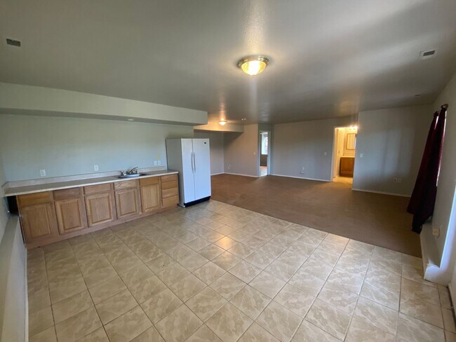 Building Photo - 5 Bedroom/ 3 Bath Home