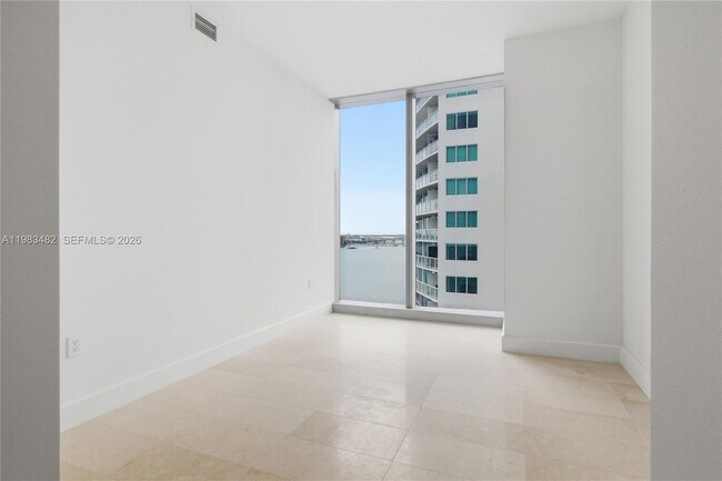 Building Photo - 700 NE 26th Terrace