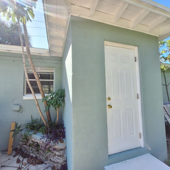 Building Photo - PEACEFUL NEIGHBORHOOD WITH 2 BEDROOMS AND ...