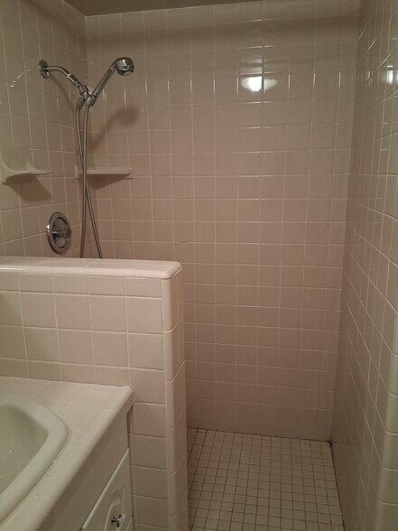 Shower - 770 Haines Ct