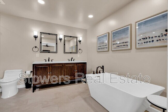 Building Photo - 325 Paraiso Dr