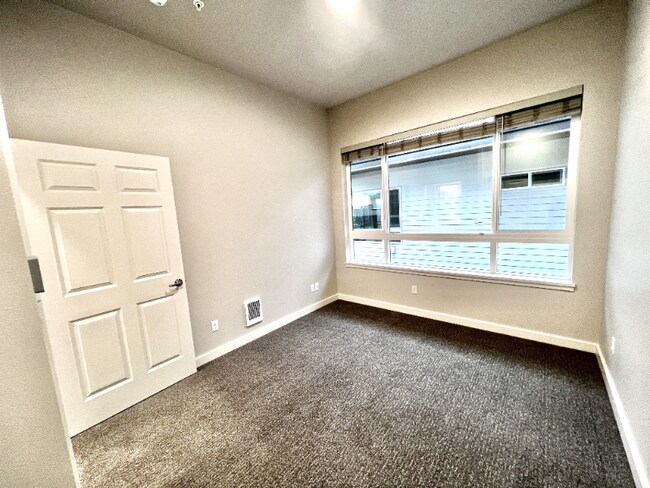 Building Photo - 2330 Yakima Ct
