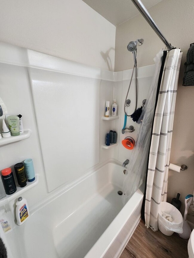 Building Photo - Immaculate 3 bedroom 2 bath split level ho...