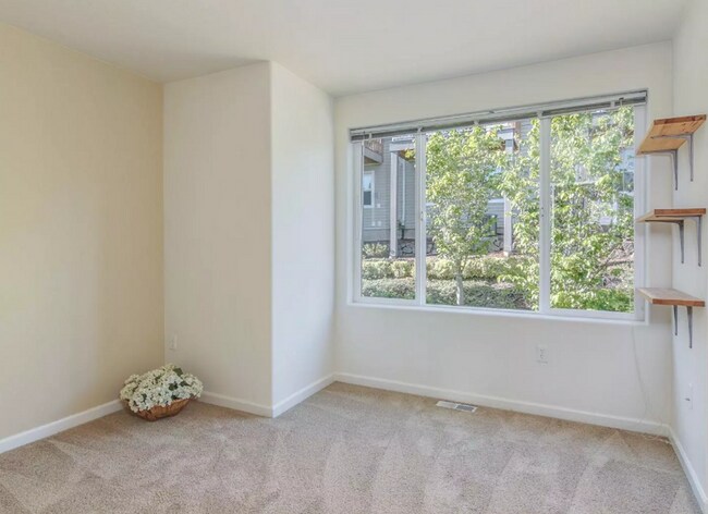 Building Photo - Gorgeous Murrayhill Town Home in a communi...