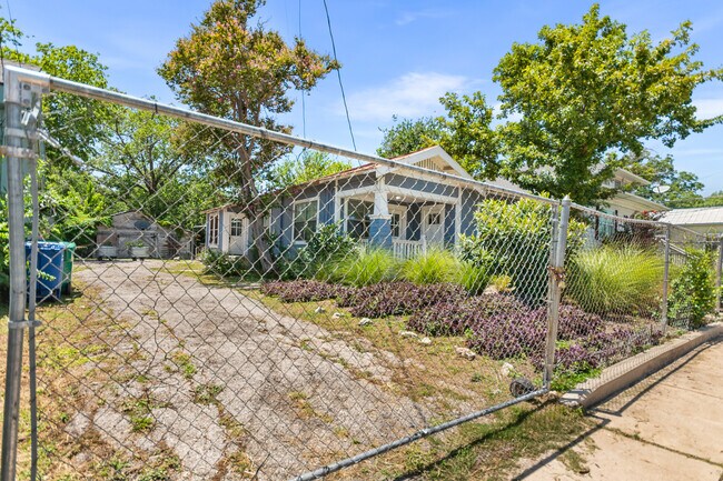 Building Photo - 2213 N Flores St
