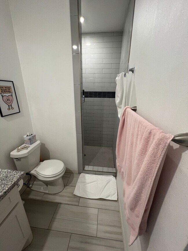 Building Photo - Pre Leasing for fall 2026! 3/2 in Medical District